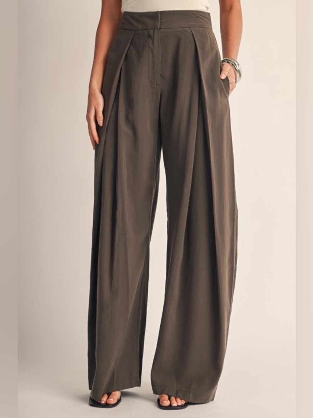 High-Rise Wide Leg Pants in dark Olive